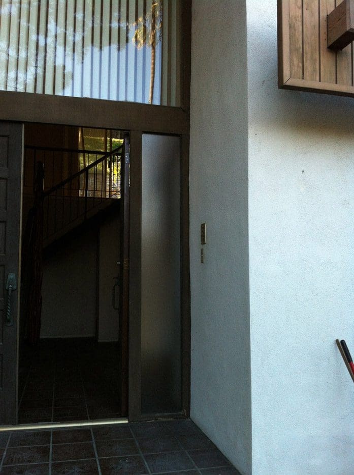 A door way with a wooden handle in the middle of it.