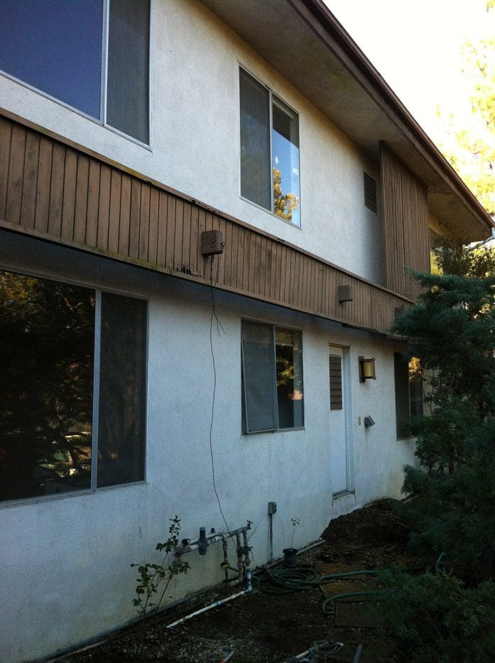A house with many windows and doors on the outside.