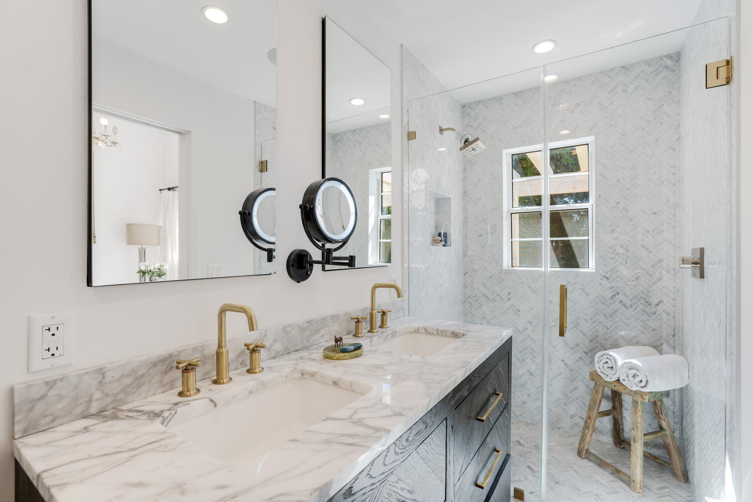 A bathroom with two sinks and a large mirror.